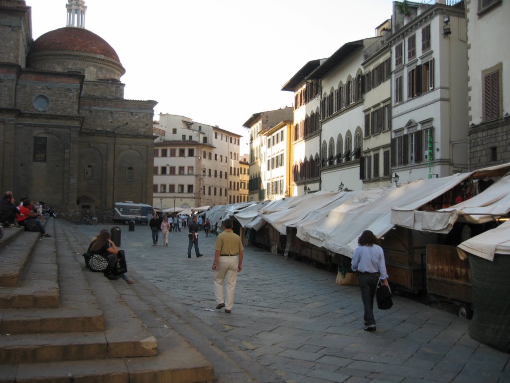 piazzasanlorenzonoticethebacksideofvendorsspaces.jpg