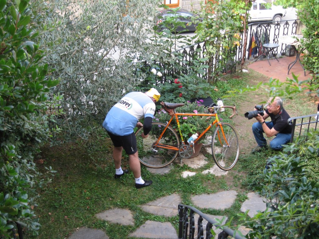 bobworkingonhisbikewhilemingtakespic.jpg