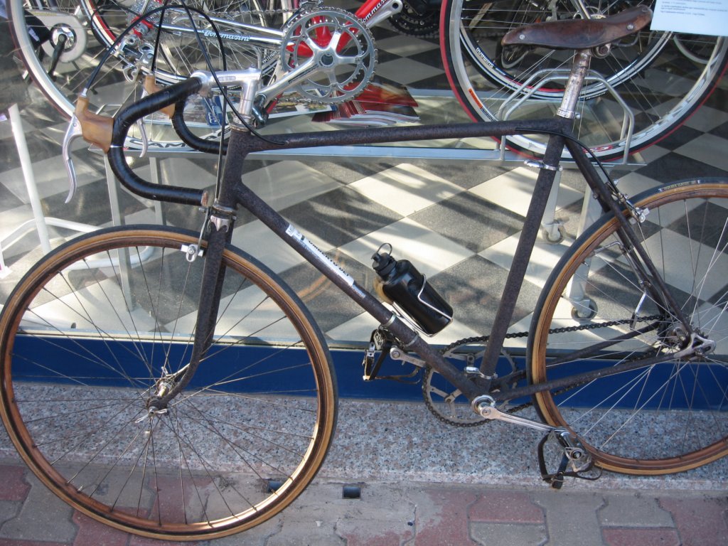 anoldbikeheadedforleroica.jpg