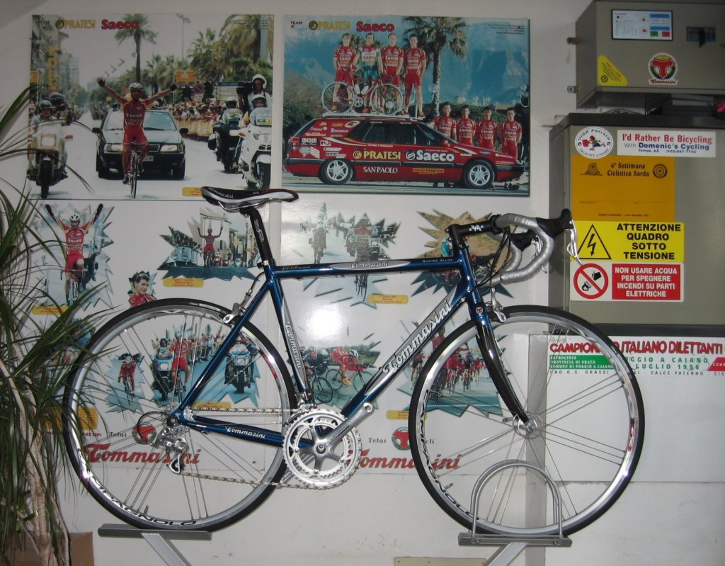 tommasinishowstheirpalmaresbehindacustombike.jpg