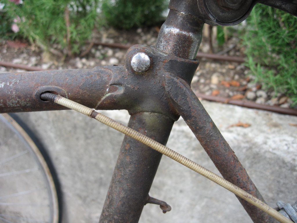 mainoroadstersideofseatlug.jpg
