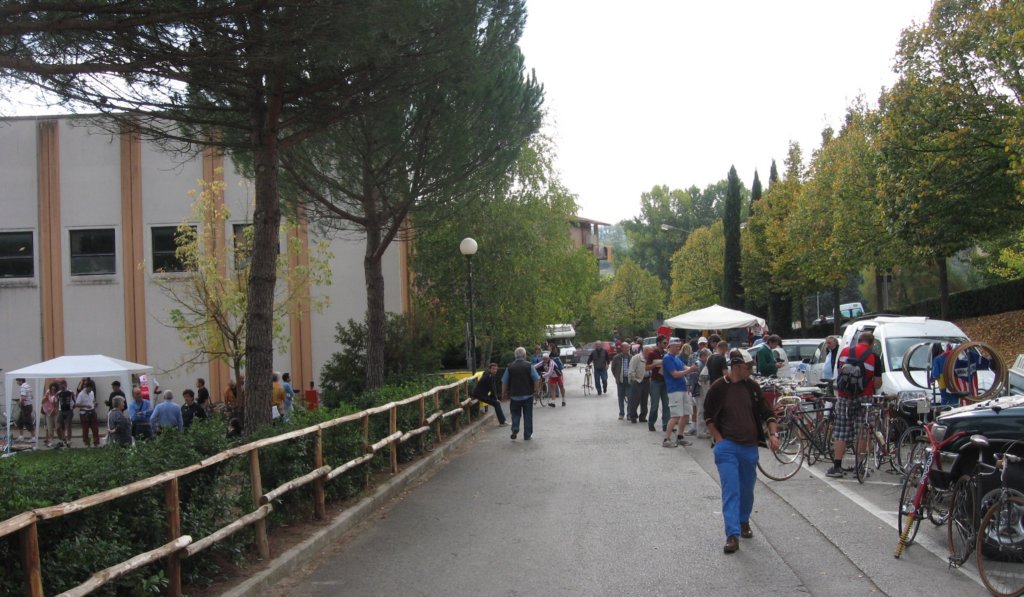 morevendorslargebuildingtoleftcontainedmoredisplaysandvendors.jpg
